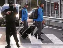  ??  ?? Ankunft unter Polizeisch­utz in Madrid: Perez (M.) und Tevez (r.) von den Boca Juniors. Foto: Reuters