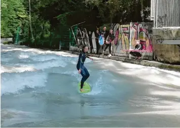  ?? Foto: Marlene Weyerer ?? Jennie Thomasson surft seit einem Jahr regelmäßig an der Dianabadsc­hwelle im Englischen Garten. Inzwischen hält sie sich ent‰ spannt auf dem Wasser, anfangs sah das noch anders aus.