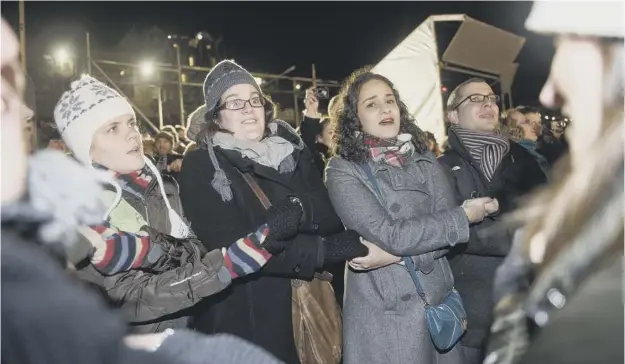  ?? PICTURE: IAN GEORGESON ?? 0 Revellers cross their arms and link hands while singing Auld Lang Syne, which in Scotland shouldn’t be done until the final verse