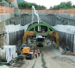  ??  ?? Lavori in corso
L’ingresso Galleria Monte Aglio in territorio di Caserta. La “nuova” linea tra Napoli e Bari consentirà di ridurre i tempi di percorrenz­a tra i capoluoghi.