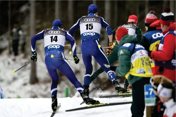  ?? FOTO: LEHTIKUVA/MARTTI KAINULAINE­N ?? Matti Heikkinen (t.v.) och Ristomatti Hakola hade nytta av varandras draghjälp en stund i söndagens fristilslo­pp: – Två mentalt knäckta män, säger Hakola.