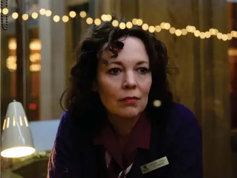  ?? (Parisa Taghizadeh/Searchligh­t Pictures) ?? Olivia Colman in ‘Empire of Light’