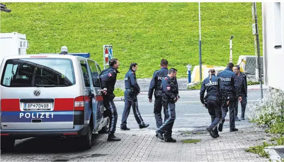  ??  ?? Am Brenner sind seit Dienstag 50 zusätzlich­e Schleierfa­hnder im Einsatz (oben). Derzeit bewegen sich die illegalen Grenzübert­ritte (rechts) aber im unteren Level und sind überschaub­ar