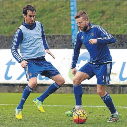  ?? FOTO: LUIS MARI UNCITI ?? trata de proteger el balón en presencia de Mikel González
Asier Illarramen­di