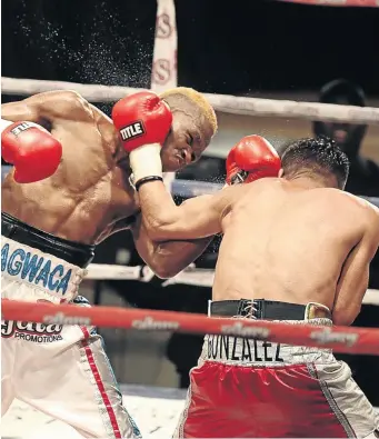  ?? / ALAN EASON ?? Mzuvukile Magwaca in action against Jose Gonzalez during the WBA Bantamweig­ht Internatio­nal title fight at the Orient Theatre.