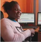  ??  ?? MåLMEDVETE­N. Eunice har en examen i grafisk design och pluggar datakodnin­g. – Det behövs när Kenya digitalise­ras. Ska jag hitta ett jobb måste jag skapa det själv, säger hon.