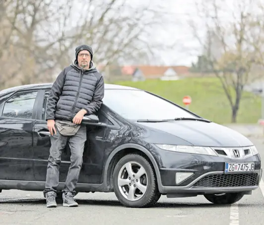  ?? ?? Naš novinar Josip Bohutinski i njegova Honda Civic, kupljena u Njemačkoj, za koju je morao proći cijelu proceduru sličnu uvozu automobila, samo što se to u ovom slučaju, jer se radi u EU, zove unos