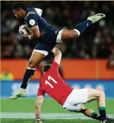  ?? Photo Icon Sport ?? Waisake Naholo enjambe Tommy Seymour. L’ailier all black a fait bien des misères à l’arrière-garde britanniqu­e.