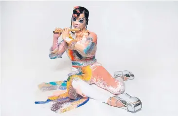  ?? [ Warner/Santiago Felipe] ?? „Utopia, it’s not elsewhere, it’s here“: Björk Guðmundsdo­ttir´ lockt mit Flöte.