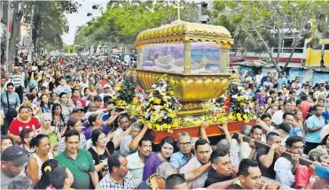 ?? LUIS RODRÍGUEZ LEZAMA ?? Centenares de personas participar­on ayer por la tarde en la procesión del Santo Sepulcro, en San Nicolás.