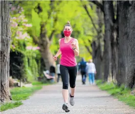  ?? SHUTTERSTO­CK ?? El uso del tapabocas al salir a entrenar a la calle es obligatori­o para todos.