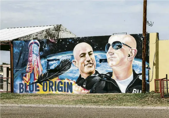  ?? THOM BAUR / REUTERS ?? Mural a Texas de Jeff Bezos i el seu germà, Mark Bezos, que volaran avui amb Wally Funk i Oliver Daemen