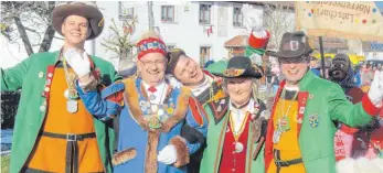  ?? FOTO: FRANZ DREYER ?? Landvogt Reily Mink und Hasenchefi­n Marlies Aschmann werden beim Umzug von zwei Aulfinger Zunfträten eingerahmt.