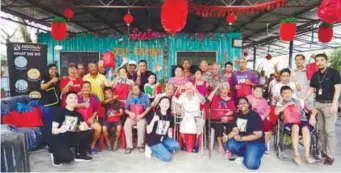  ??  ?? The residents of Joy Garden Old Folks Home and volunteers from 7-Eleven and NGOHub Asia.