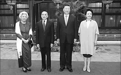  ??  ?? Chinese President Xi Jinping (2nd R) and his wife Peng Liyuan (1st R) visit Cambodian King Norodom Sihamoni (2nd L) and Queen Mother Norodom Monineath Sihanouk, ahead of the traditiona­l Mid-Autumn Festival, in Beijing.