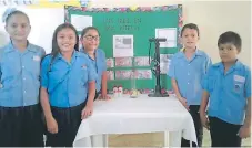  ??  ?? plan. La escuela Marco Aurelio Soto, en Puerto Cortés, presentó diferentes ecoproyect­os, entre ellos el de una nube en una botella.