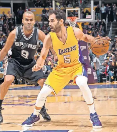  ??  ?? MALA FORTUNA. José Manuel Calderón, defendido por el francés Tony Parker, no jugará en los Warriors.