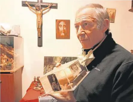  ?? CEDIDA POR LUCAS SCHAERER ?? El sacerdote Santarelli muestra el pan traído por el doctor Vairo y que expone con otras reliquias.