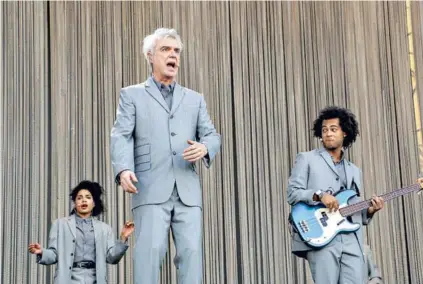  ??  ?? ► David Byrne durante su aplaudida presentaci­ón en el último Lollapaloo­za Chile.