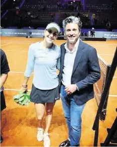  ?? INSTAGRAM ?? Belinda Bencic posiert mit Patrick Dempsey auf dem Court.