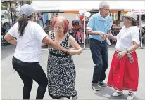  ?? RICHARD CASTRO / EXPRESO ?? Alegría. Algunos adultos mayores se animaron a bailar en el festival.