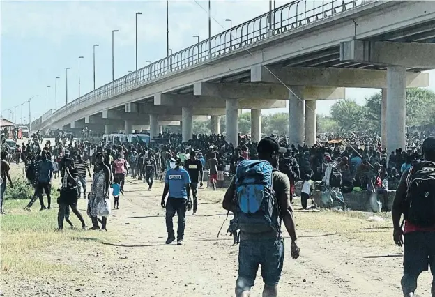  ??  ?? Migrants concentrat­s al pont fronterer que uneix Acuña (Mèxic) amb la localitat de Del Río (Texas, Estats Units)