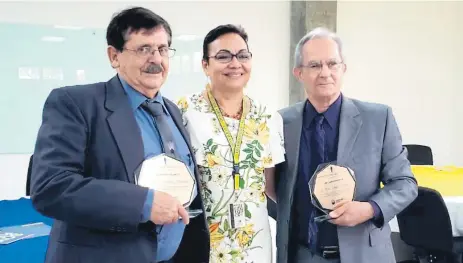  ??  ?? RECONOCIMI­ENTO. Martín Montero y Jesús Echeto recibieron las preseas de manos de la directora de la Unah-vs, Isbella Orellana.