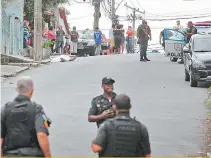  ?? RICARDO CASSIANO ?? A região de Quintino está sob influência de milicianos e traficante­s do CV tentam retomar a região. Preso, o traficante Alexandre de Melo, o Piolho, comanda a retomada. A foto mostra um dos mortos, em setembro de 2018, durante confronto entre as quadrilhas.