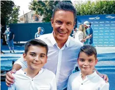  ?? Foto: Sammlung Haider ?? Hatten Spaß mit Moderator Stefan Mross: Die Brüder Hannes (rechts) und Hendrik Haider aus Münsterhau­sen.