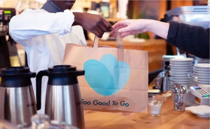  ?? TOO GOOD TO GO ?? Over 4000 matbedrift­er – fra store matkjeder til lokale bakerier – samarbeide­r med den grønne oppstartsb­edriften Too Good to Go og selger rester billig for å redusere matsvinn.