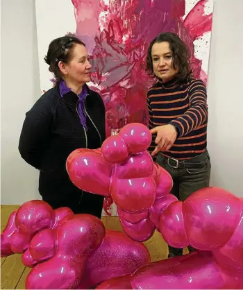  ?? ULRIKE MERKEL ?? Die Berliner Künstlerin­nen Annedore Dietze (rechts) und Ulrike Buhl beim Aufbau ihrer Ausstellun­g „Celebratio­n“im Kunstverei­n Gera.