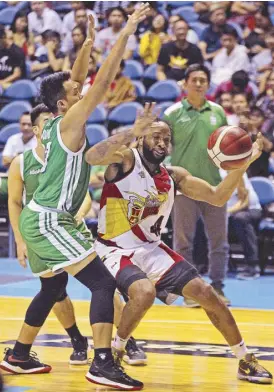  ?? JUN MENDOZA ?? San Miguel import Dez Wells loses possession while being pressed by Columbian’s Keith Agovida.