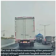  ??  ?? Kini truk diwajibkan memasang stiker pemantul cahaya sebagai salah satu langkah antisipasi tabrak belakang