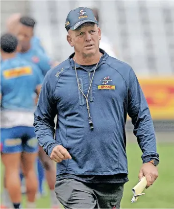  ?? RYAN WILKISKY BackpagePi­x ?? JOHN Dobson, head coach of the Stormers during a training session held at the Cape Town Stadium. |