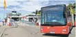  ?? FOTO: BODO/BERND HASENFRATZ ?? Die Busse der Städteschn­ellbus-Linie 7394 zwischen Friedrichs­hafen und Konstanz fahren teilweise mit Verspätung.