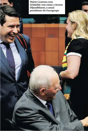  ??  ?? Mário Centeno com Schäuble (em cima) e Jeroen Dijsselblo­em, o atual presidente do Eurogrupo