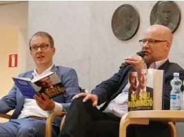  ?? FOTO: SPT/ARI SUNDBERG ?? Lauri Nurmi (till vänster) och Matti Mörttinen säger att de genom arbetet med boken om Sauli Niinistö fått en bild av presidente­n som en mer överraskan­de person än vad han ger sken av.