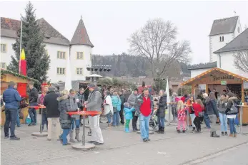  ?? FOTO: JUTTA FREUDIG ?? Zuerst stand er auf der Kippe, doch der Immendinge­r Weihnachts­markt wird am ersten Adventswoc­henende wieder vom Ortsverban­d des Bundes der Selbststän­digen mit der Gemeinde veranstalt­et.