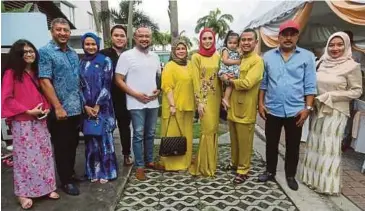  ?? [ FOTO ROHANIS SHUKRI / BH ] ?? Hanez Suraya (empat dari kanan) bersama tetamu yang hadir pada majlis rumah terbuka Aidilfitri di Shah Alam, baru-baru ini.