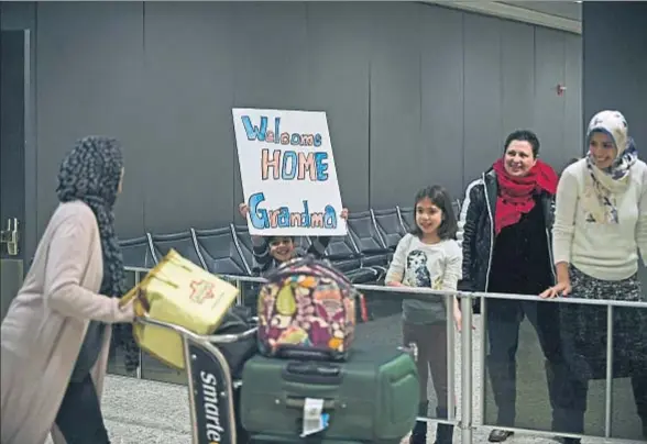  ?? ASTRID RIECKEN / EFE ?? Una familia iraquí de Woodbridge (Virginia) recibe en el aeropuerto de Sterling a su abuela, que pese a tener la residencia no podía volver