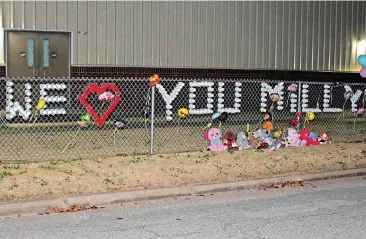  ?? [PHOTO BY SHEILA STOGSDILL, FOR THE TULSA WORLD] ?? The fence line of Will Rogers Elementary School in Vinita was a collecting place for stuffed animals and balloons honoring Milagros Villalpand­o, a fourth-grade student who died Nov. 13, 2017.