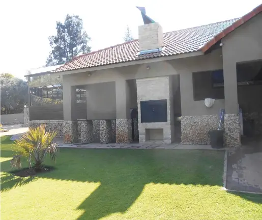  ??  ?? NEW HOME? This six-bedroom family home in Raslouw will be auctioned on August 28.