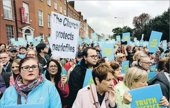 ?? DEREK SPEIRS / EFE ?? Coincidien­do con la misa del papa Francisco, miles de personas se manifestar­on en Dublín contra la actuación de la Iglesia ante los abusos sexuales cometidos por curas