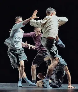  ??  ?? Spellbound Contempora­ry Ballet «The Hesitation Day» di Mauro Astolfi