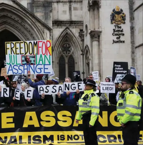  ?? ?? Aktivister demonstrer­ede tirsdag mod udlevering­en af Julian Assange foran High Court i London, hvor hans sag endnu en gang behandles i denne uge. Foto: Isabel Infantes/Reuters