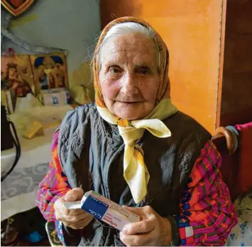  ??  ?? Dankbar für die Medizin, die Helfer aus Deutschlan­d bringen: eine Seniorin in der Ukraine.