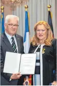  ?? FOTO:P’N’R ?? Ministerpr­äsident Winfried Kretschman­n verlieh Gold OchsenGesc­häftsführe­rin Ulrike Freund den Verdiensto­rden des Landes Baden-Württember­g.