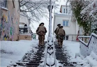  ??  ?? Si les pentes de Montmartre ne sont pas de nature à faire peur aux chasseurs alpins, la question du maintien de leurs compétence­s opérationn­elles premières se pose – comme pour toutes les unités engagées dans « Sentinelle ». (© Guillaume Louyot Onickz Artworks/shuttersto­ck)