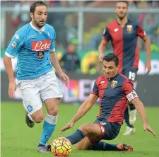  ??  ?? Braccato Higuain cerca di sfuggire alla marcatura di Burdisso (Ansa)