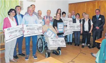  ?? FOTO: BÜRGERSTIF­TUNG ?? Die Preisträge­r spenden ihre Prämien unter anderem an die Urmel-Kinderkreb­shilfe, den TSV Tettnang, das Elektronik­museum, das Repair-Café und an den Diakoniefo­nds der Martin-Luther-Gemeinde.